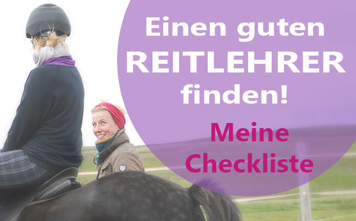 Einen guten Reitlehrer finden Christina sitzt auf einem schwarzen Pferd. Neben ihr steht ihre Reitlehrerin Hlín und lächelt zu ihr hinauf.