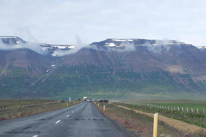 Blick auf die Berge des isländischen Hochlands von der Ringstraße im Skagafjord aus.